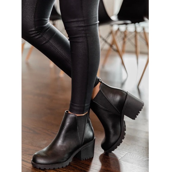 Black Stylish Chelsea Lug Sole Bootie - Picture 2 of 8